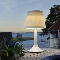 Hot Konstsmide Assisi bordlampe solcelle - Hvit