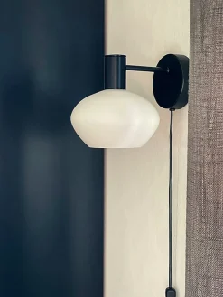Aneta Lighting Bell vegglampe Svart / Opal