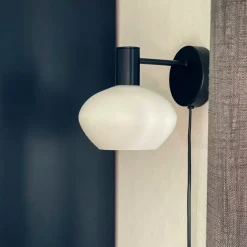 Aneta Lighting Bell vegglampe Svart / Opal