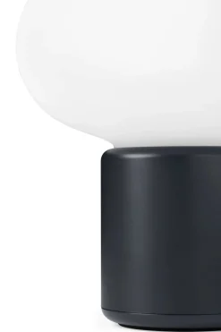 Sale New Works Karl-Johan bærbar bordlampe - Svart