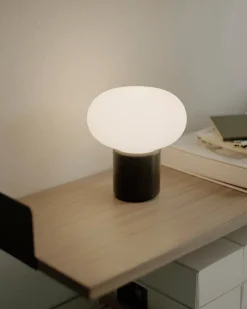 Sale New Works Karl-Johan bærbar bordlampe - Svart