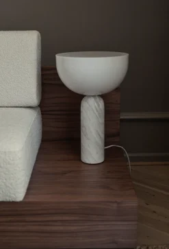 New New Works Kizu bordlampe - marmor - L Hvit