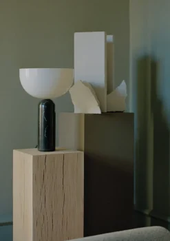 New Works Kizu bordlampe - marmor - L Svart