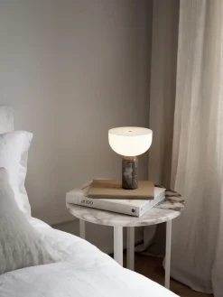 New New Works Kizu Portable bordlampe - marmor Grå