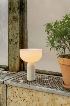 Outlet New Works Kizu Portable bordlampe - marmor Hvit
