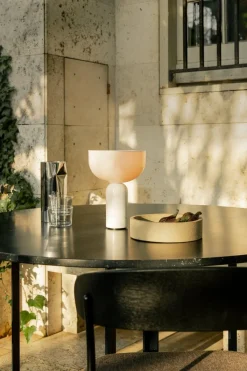 Outlet New Works Kizu Portable bordlampe - marmor Hvit