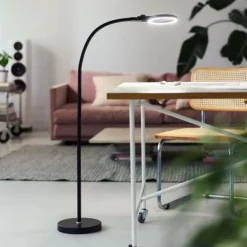 Hot Halo Designs Magni portabel oppladbar gulvlampe med forstørrelsesglass Svart