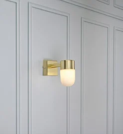 New Marksløjd Menton vegglampe IP44 - Messing/opalhvit - Messing / Opal