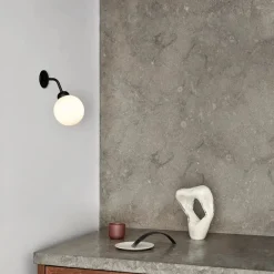Clearance Nuura Apiales vegglampe - direkte montering - Svart/Opal Svart / Opal