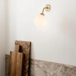 Hot Nuura Apiales vegglampe - messing/Opal Messing / Opal