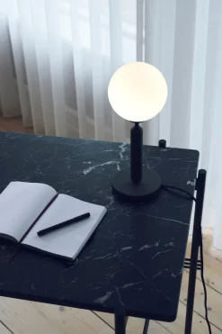 Hot Nuura Miira bordlampe Svart / Opal