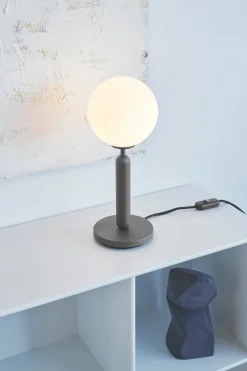 Hot Nuura Miira bordlampe Svart / Opal