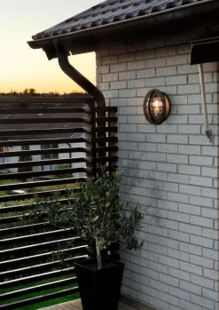 Konstsmide Oden vegglampe utendørs IP23 m/stikkontakt - Svart/klart glass Svart / Klar