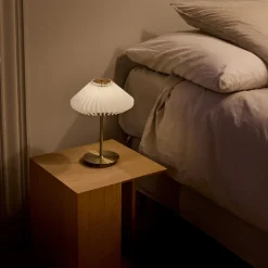New Halo Designs Paris to go bærbar bordlampe Messing